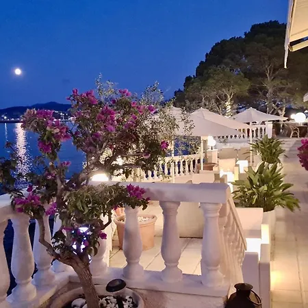 Hotel Grifeu Y Restaurant - Costa Brava Hotel Llança